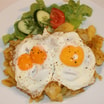 Bratkartoffeln mit drei Spiegeleier